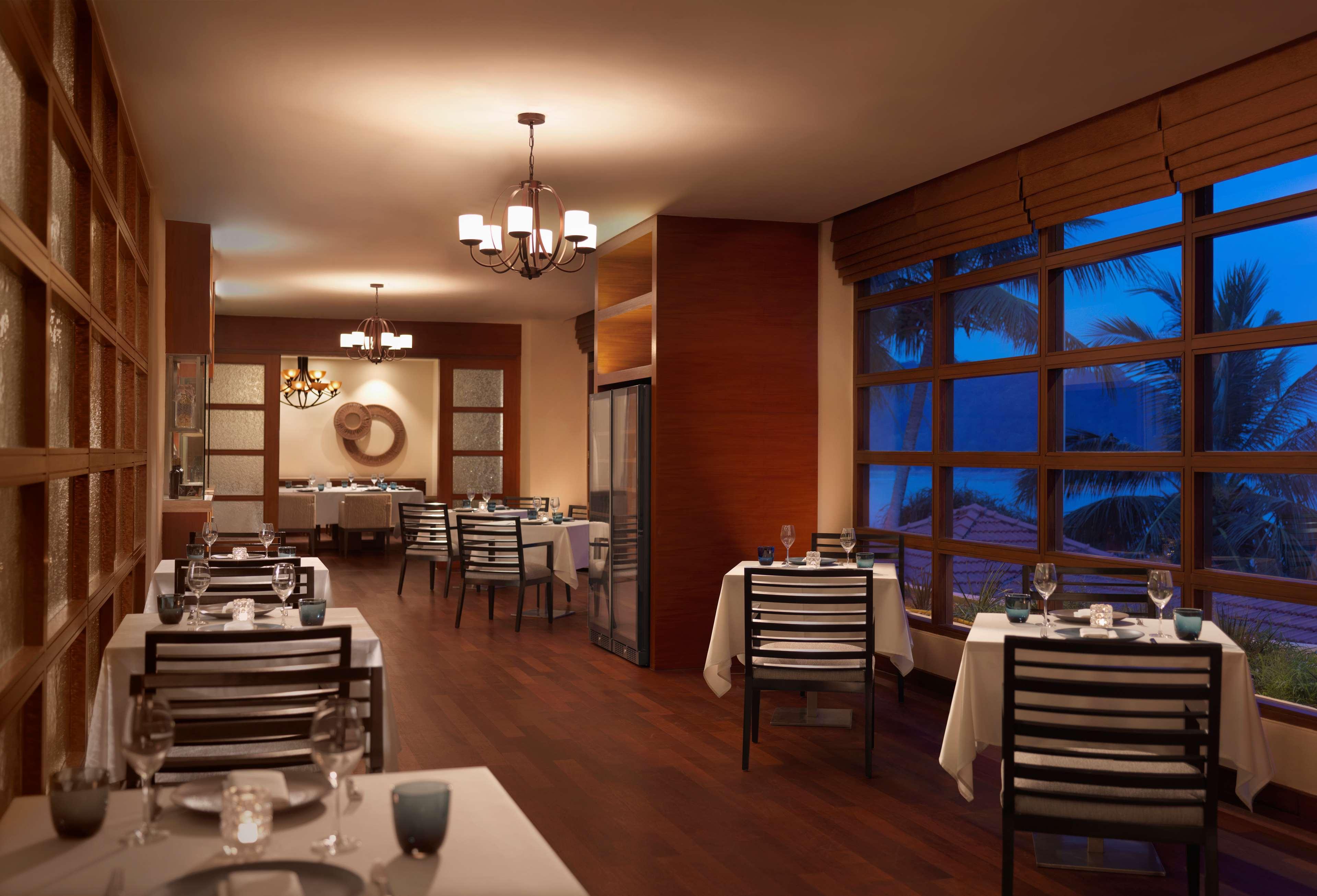 Hyatt Regency Kuantan Resort Zewnętrze zdjęcie Restaurant at the Taj Bengal