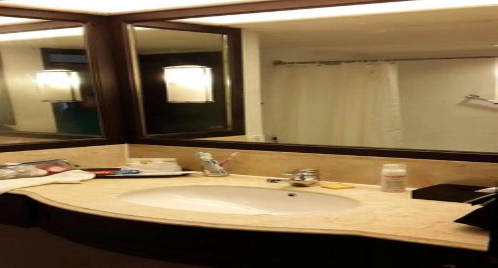 Hyatt Regency Kuantan Resort Zewnętrze zdjęcie Bathroom in a hotel
